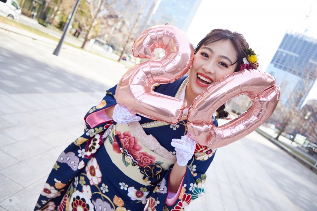 20歳の誕生日に振袖姿を披露したlol・moca