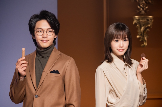 新TVCM『ビスケット総選挙 開幕』に出演する(左から)中村倫也、桐谷美玲