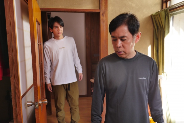 岡村隆史とJO1・豆原一成が共演する『本日は、お日柄もよく』の場面写真(C)「半径1メートルの君~上を向いて歩こう~」製作委員会