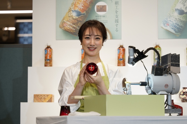 江戸切子グラス作りを体験した川田裕美