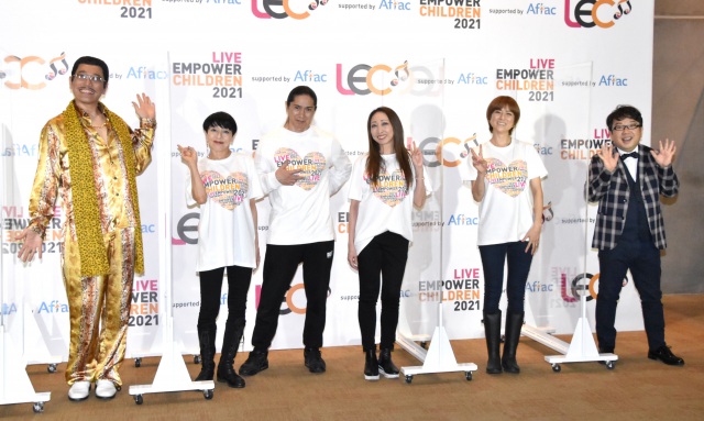 (左から)ピコ太郎、TRFのETSU、SAM、CHIHARU、hitomi、天野ひろゆき