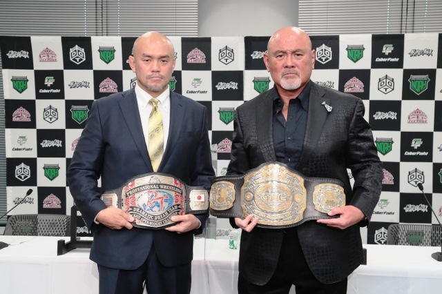 武藤敬司(右)がノアに電撃入団 秋山準はDDTへ