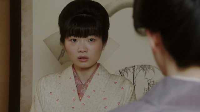 シズと話しをする岡田みつえ(東野絢香)=連続テレビ小説『おちょやん』第11週・第53回より (C)NHK