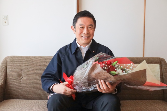 『今野敏サスペンス 警視庁強行犯係 樋口顕』樋口家でクランクアップを迎えた内藤剛志 (C)テレビ東京