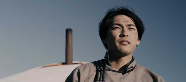 映画『ターコイズの空の下で』2月26日より東京・新宿ピカデリーほか全国順次ロードショー (C) TURQUOISE SKY FILM PARTNERS / IFI PRODUCTION / KTRFILMS