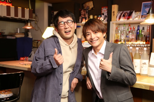 オムニバス映画『真夜中』で共演する(左から)シソンヌじろう、小池徹平(C)「半径1メートルの君~上を向いて歩こう~」製作委員会