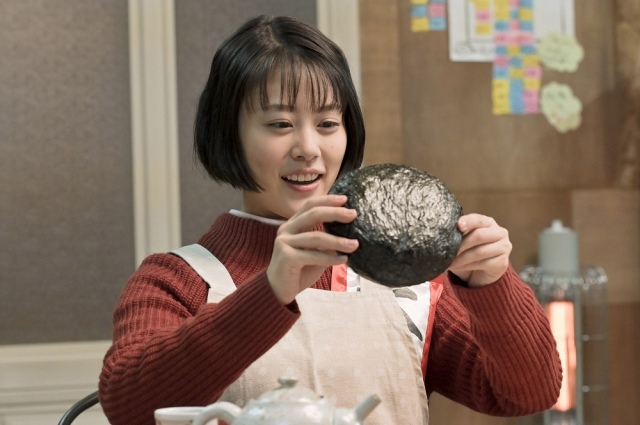 木曜ドラマ『にじいろカルテ』大きなおにぎりを手にとる紅野真空(高畑充希) (C)テレビ朝日