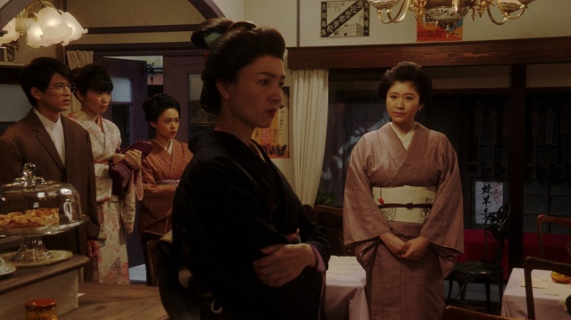 富川菊(いしのようこ)と話しをする岡田シズ(篠原涼子)=連続テレビ小説『おちょやん』第11週・第54回より (C)NHK