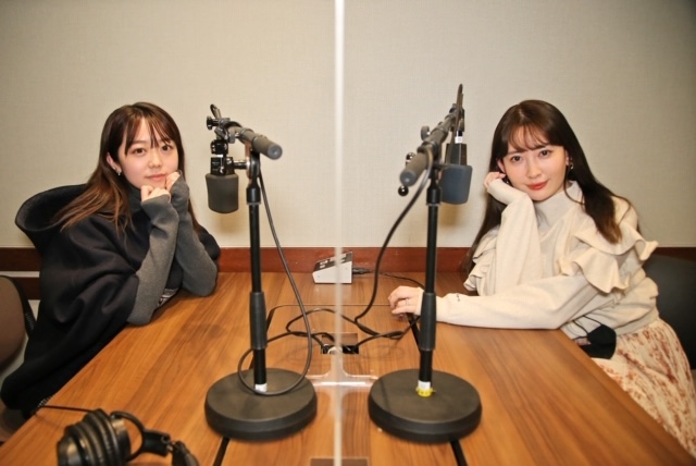 TOKYO FMのレギュラー番組『峯岸みなみのやっぱり今日も褒められたい』に出演する小嶋陽菜(右)