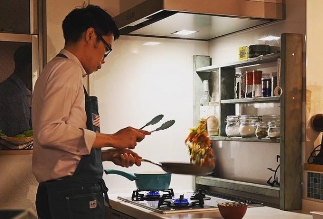 YouTubeで夕飯を作る動画が話題のやまサンタさん(画像提供:やまサンタ)