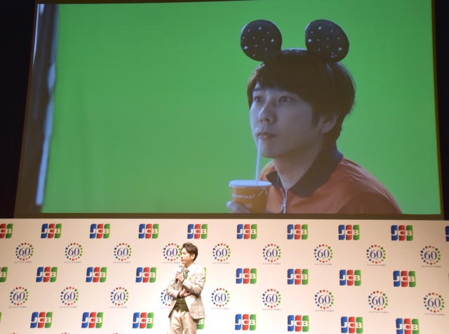 ミッキーカチューシャ姿の二宮和也と照れる二宮和也 (C)ORICON NewS inc.