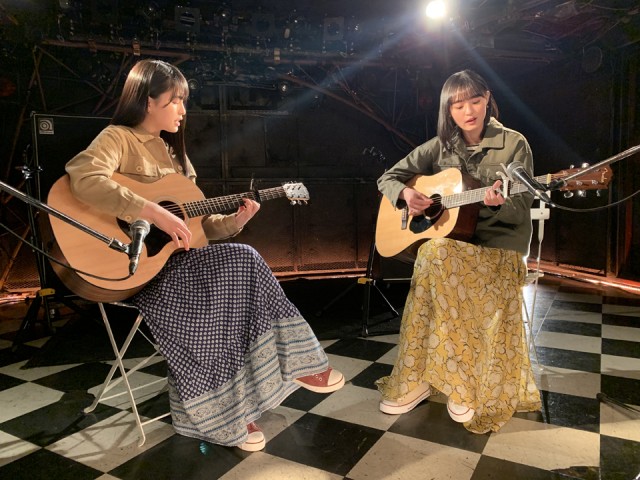 乃木坂46の大園桃子(左)と遠藤さくらがギター弾き語りに挑戦した「友情ピアス」MV公開