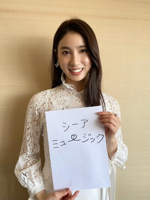 シーアの日本オリジナルグッズの文字デザインを担当した土屋太鳳