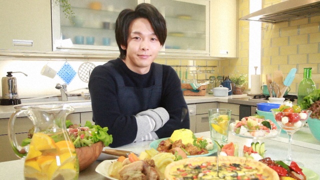 『今日、うちでなに食べる?』でMCを務める中村倫也(C)NHK