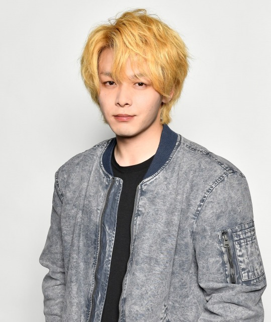 金髪姿を公開した中村倫也(C)「珈琲いかがでしょう」製作委員会