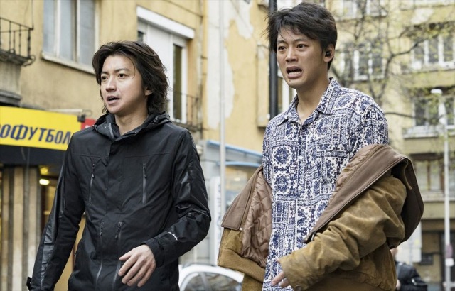 俳優の藤原竜也が主演する映画『太陽は動かない』(3月5日公開)左から、鷹野一彦(藤原竜也)、田岡亮一(竹内涼真) (C)吉田修一/幻冬舎 (C)2020 「太陽は動かない」製作委員会