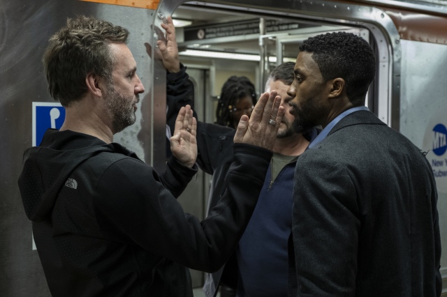 映画『21ブリッジ』(4⽉9⽇公開)ブライアン・カーク監督とチャドウィック・ボーズマン (C)2019 STX Financing, LLC. All Rights Reserved.