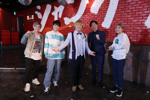カンテレの音楽番組『ギュッとミュージック』MC陣(左から)浦川翔平、岩谷翔吾、水田信二、川西賢志郎、井上苑子(C)カンテレ