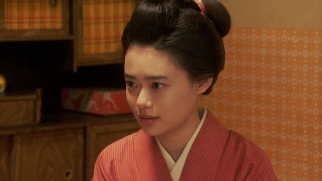 ある人と話しをする竹井千代(杉咲花)=連続テレビ小説『おちょやん』第12週・第57回より (C)NHK