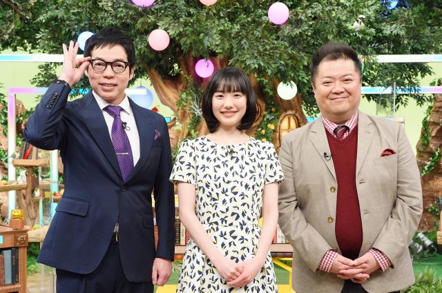 『教科書で一番笑わせられる人決定戦 楽しく学べる!最強教科書クイズ』でMCを務めた(左から)今田耕司、芦田愛菜、小杉竜一 (C)テレビ東京