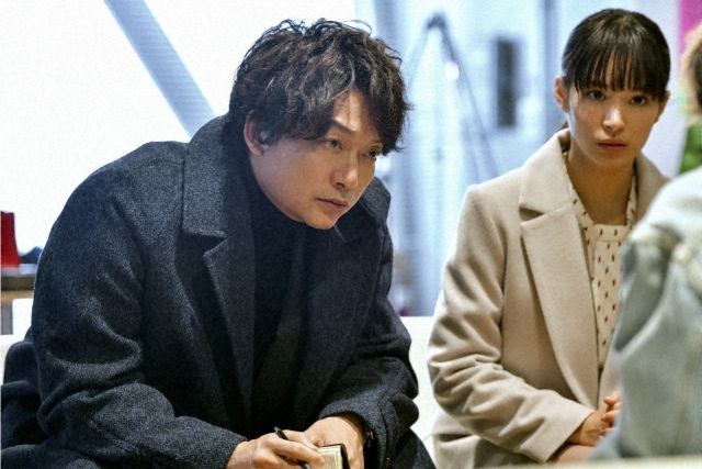 万丞渉(香取慎吾)、碓氷咲良(関水渚)=テレビ東京系ドラマ『アノニマス~警視庁“指殺人”対策室~』第5話(2月15日放送)(C)「アノニマス」製作委員会