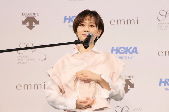 『スニーカーベストドレッサー賞 2021』の女優部門を受賞した前田敦子