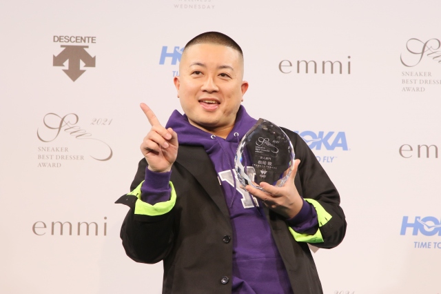 『スニーカーベストドレッサー賞 2021』の芸人部門を受賞した松尾駿