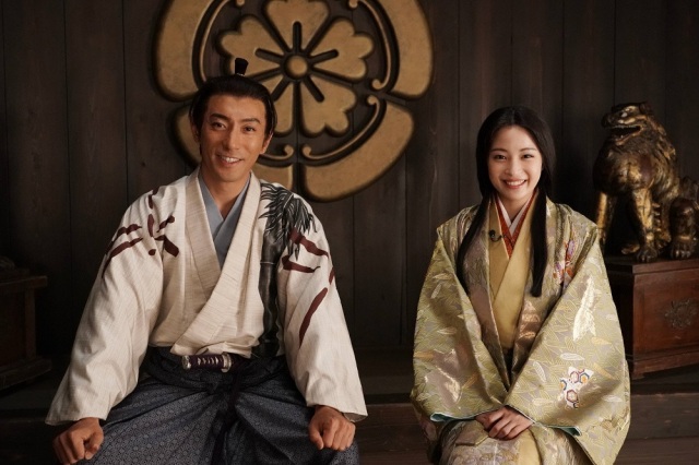 『桶狭間~織田信長 覇王の誕生~』で初共演した市川海老蔵、広瀬すず(C)フジテレビ