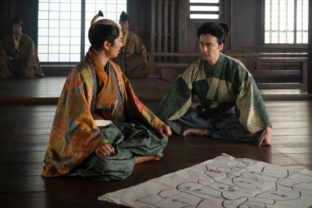 大河ドラマ『麒麟がくる』総集編(2月23日放送)第2回「上洛編」より。織田信長(染谷将太)に「大きな国の話」をする明智光秀(長谷川博己)(C)NHK