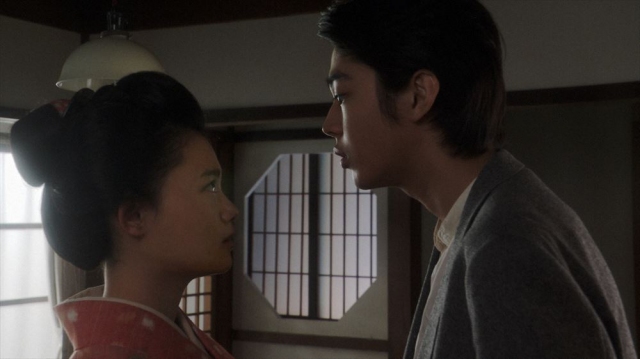 ヨシヲ(倉悠貴)と話しをする千代(杉咲花)=連続テレビ小説『おちょやん』第12週・第59回より (C)NHK