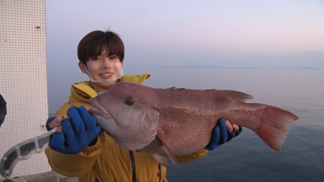 ジャニーズきっての釣り好き、なにわ男子・長尾謙杜が挑んだ『巨大魚&幻の魚を追え!~大阪湾の魚大調査』関西地域の総合テレビで3月17日放送 (C)NHK