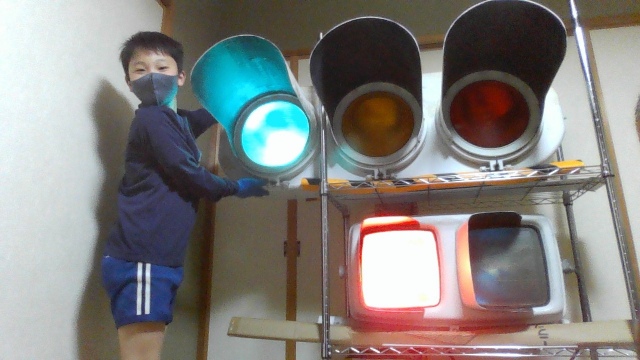 佐賀市で開かれた異例の信号機入札会に参加した小学5年生のたろうくん