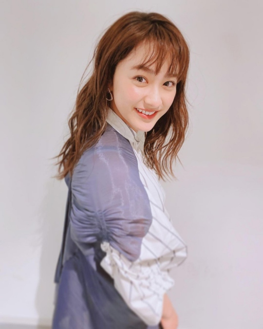 春らしい衣装のオフショット姿を公開した平祐奈(オフィシャルブログより)