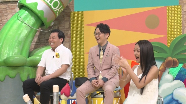 みちょぱ(右)が日焼けの様子ぶっちゃけ(C)日本テレビ