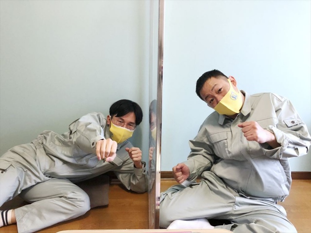 『さまぁ~ず&フワちゃんの視聴者様に飼われたい!』テレビ東京系で3月17日放送。「視聴者の庭になっている物しか食べられない生活」に挑戦したザ・マミィ(C)テレビ東京