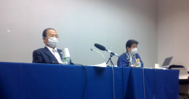 東京2020 聖火リレーの事態対応に関する記者会見を開いた(左から)武藤敏郎事務総長、中村英正ゲームズ・デリバリー・オフィサー