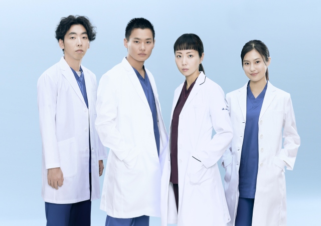白濱亜嵐主演の土曜ナイトドラマ『泣くな研修医』に出演する(左から)柄本時生、野村周平、木南晴夏、恒松祐里 (C)テレビ朝日
