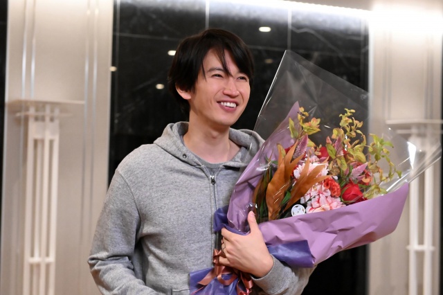 木曜劇場『知ってるワイフ』をクランクアップした大倉忠義(関ジャニ∞) (C)フジテレビ
