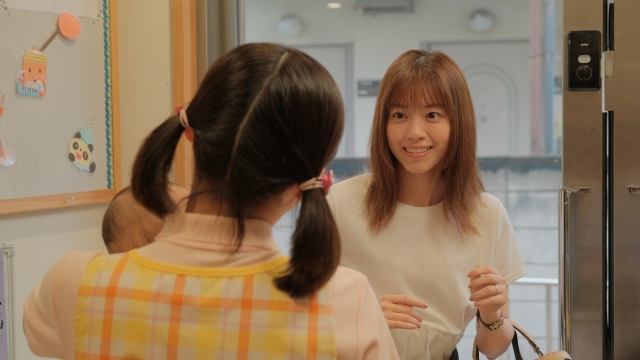 育児に大奮闘する西野七瀬=ドラマ『ホットママ』より