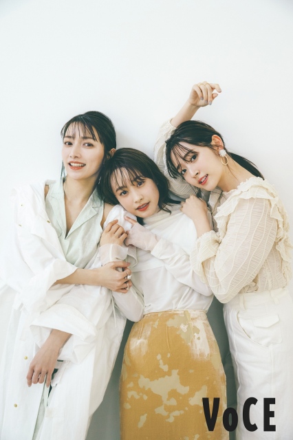 『VOCE』5月号に登場する(左から)後藤真希、高橋愛、鈴木愛理