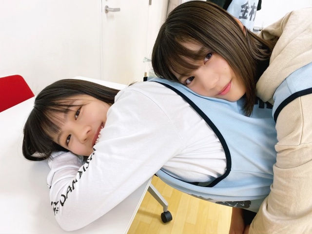 渡邉美穂(左)の背中にもたれかかる小坂菜緒(撮影/佐々木久美)=『日向撮VOL.01』より