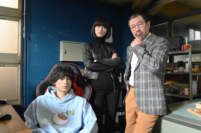 Huluオリジナルストーリー『レッドアイズ 監視捜査班 The First Mission』に出演する松村北斗(SixTONES)、シシド・カフカ、木村祐一 (C)日本テレビ