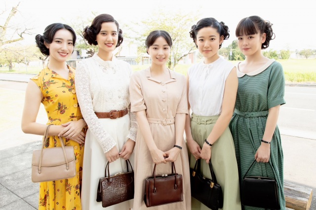 ドラマ『エアガール』での“私服姿”を披露した(左から)中田クルミ、山崎紘菜、広瀬すず、藤野涼子、伊原六花(C)テレビ朝日