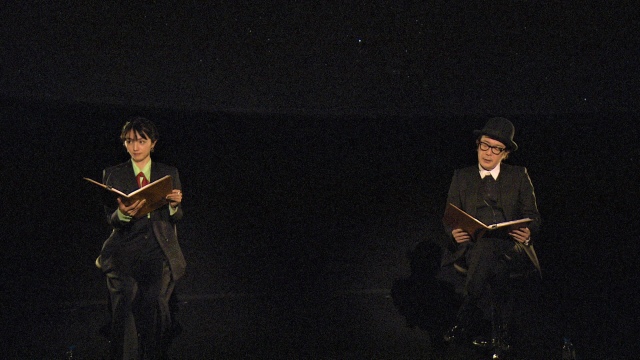 『天国DJ 亡き、あなた へ…』で東日本大震災の被災者の夢を朗読する(左から)満島ひかり、リリー・フランキー(C)NHK