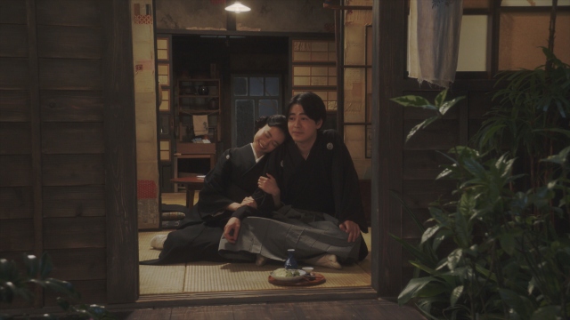 テルヲがくれたともいえなくもない夫婦水入らずの時間を過ごす千代(杉咲花)と一平(成田凌)=連続テレビ小説『おちょやん』第15週・第75回より (C)NHK