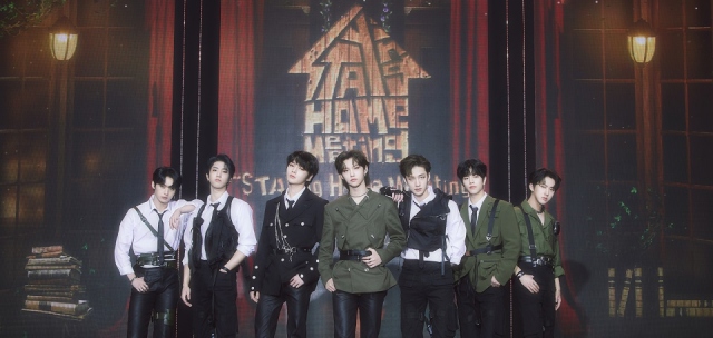オンラインファンミーティング『Stray Kids “STAYing Home Meeting” supported by au』を行ったStray Kids
