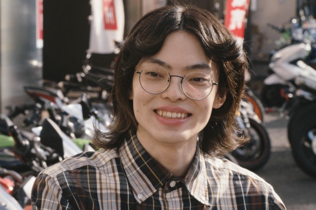 『バイク王』のCM「ミニ店長登場」篇、強烈な個性にSNSも騒然