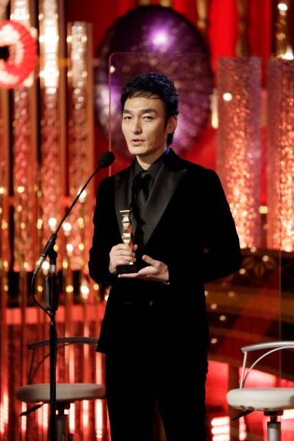 『第44回日本アカデミー賞』最優秀主演男優賞を受賞した草なぎ剛(C)日本アカデミー賞協会