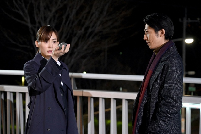 『天国と地獄~サイコな2人~』最終回より(左から)綾瀬はるか、高橋一生 (C)TBS