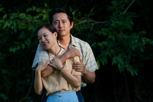映画『ミナリ』(公開中)主人公とその妻を演じたスティーヴン・ユァンとハン・イェリ (C) 2020 A24 DISTRIBUTION, LLC All Rights Reserved.